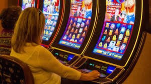 Tim mpo500 bekerja di studio live dealer dan pusat operasi pelanggan